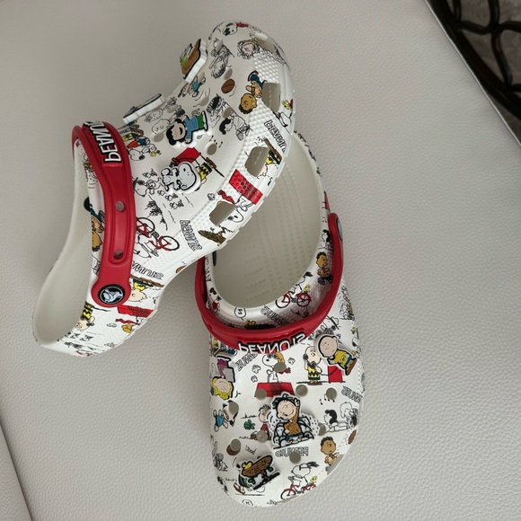 CROCS Limited Edition Peanuts Classic Unisex Clog w/ Jibbitz; Men 8 / Women 10 - Picture 2 of 11